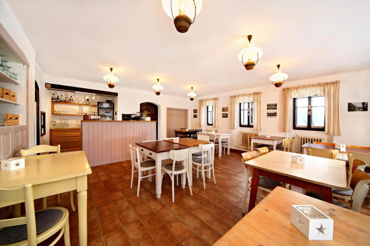 Restaurace A Penzion Jilm Jilemnice Extérieur photo